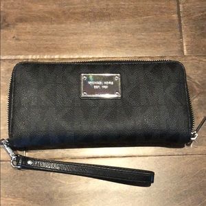 MICHAEL KORS JET SET BLACK/SILVER WALLET